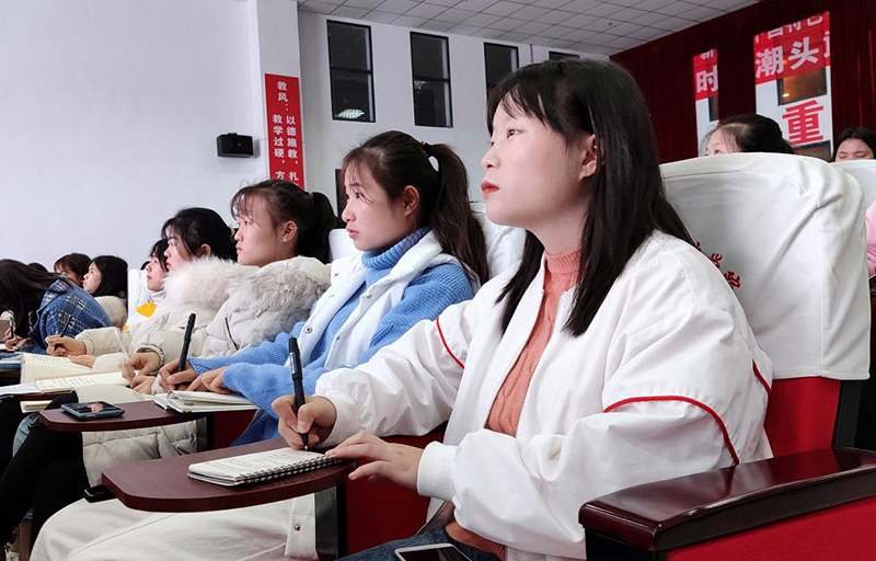 习近平新时代中国特色社会主义思想是党和国家必须长期坚持的指导思想(图6) 习近平新时代中国特色社会主义思想是党和国家必须长期坚持的指导思想(图6)