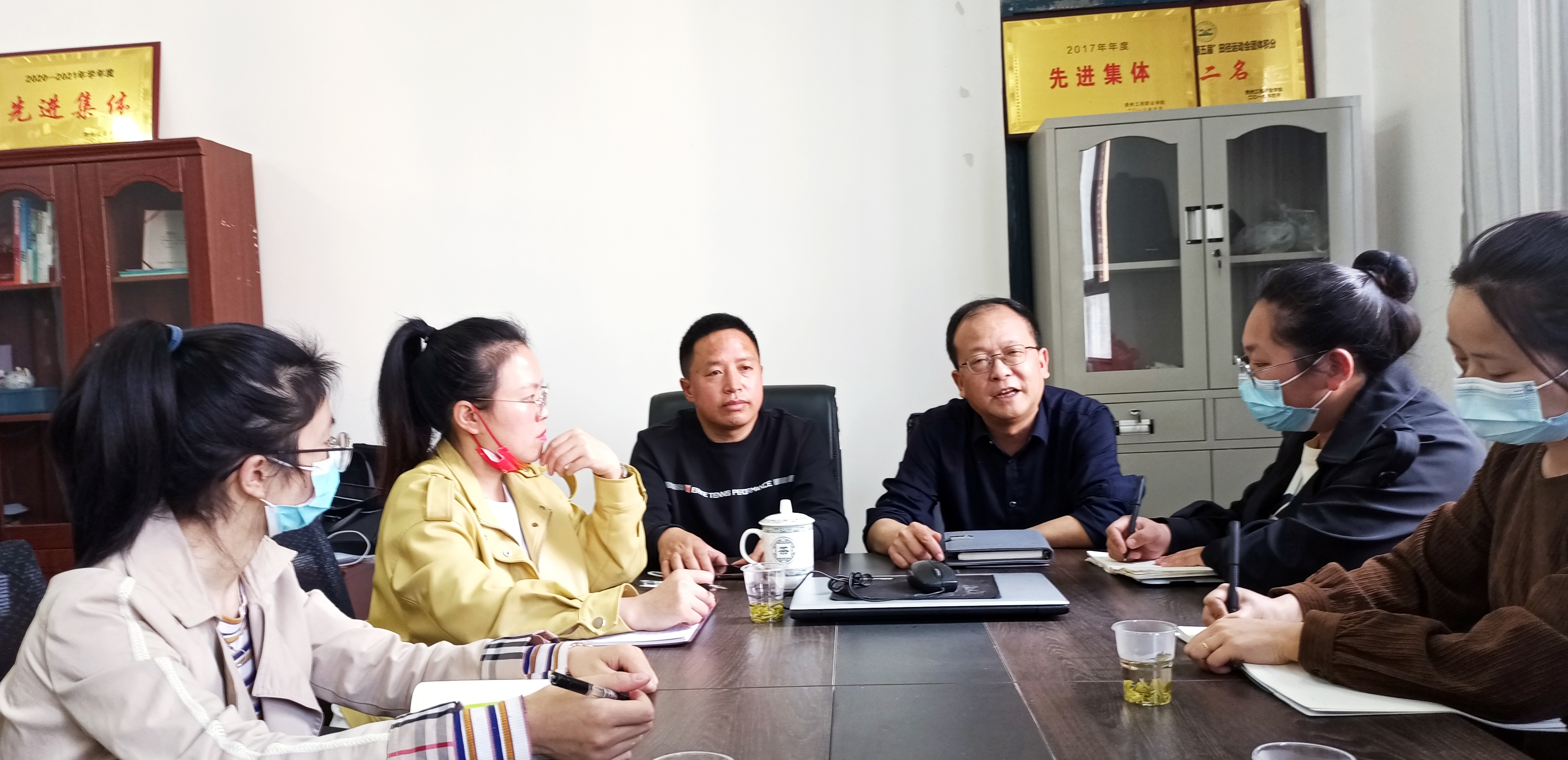 思路清   创意新  上手易  落地实    ——现代服务与管理学院召开“双创”经验分享会 (图2)