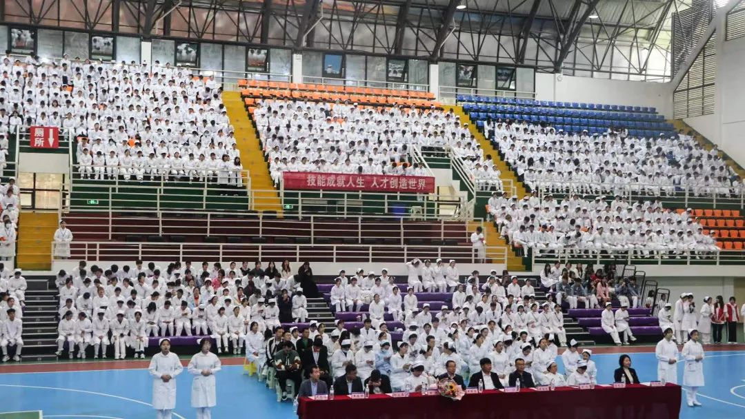 贵州工程职业学院举行5·12国际护士节活动暨授帽仪式(图1)