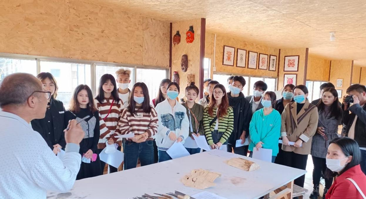 走进名家工作室  感受傩戏神韵 —现代服务与管理学院旅游管理专业研学活动 (图2)