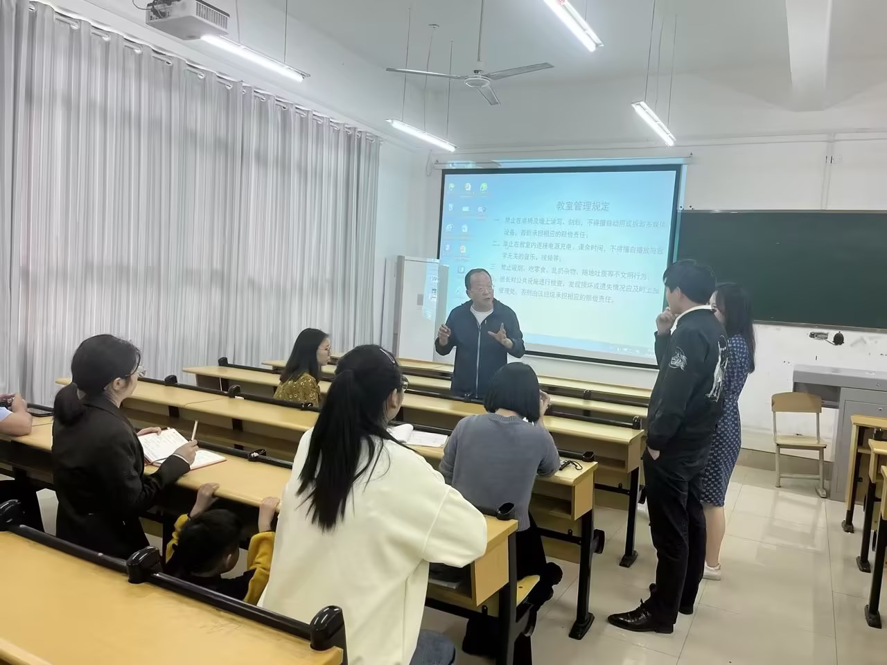 现代服务与管理学院2024级专业人才培养方案论证会(图3) 现代服务与管理学院2024级专业人才培养方案论证会(图3)