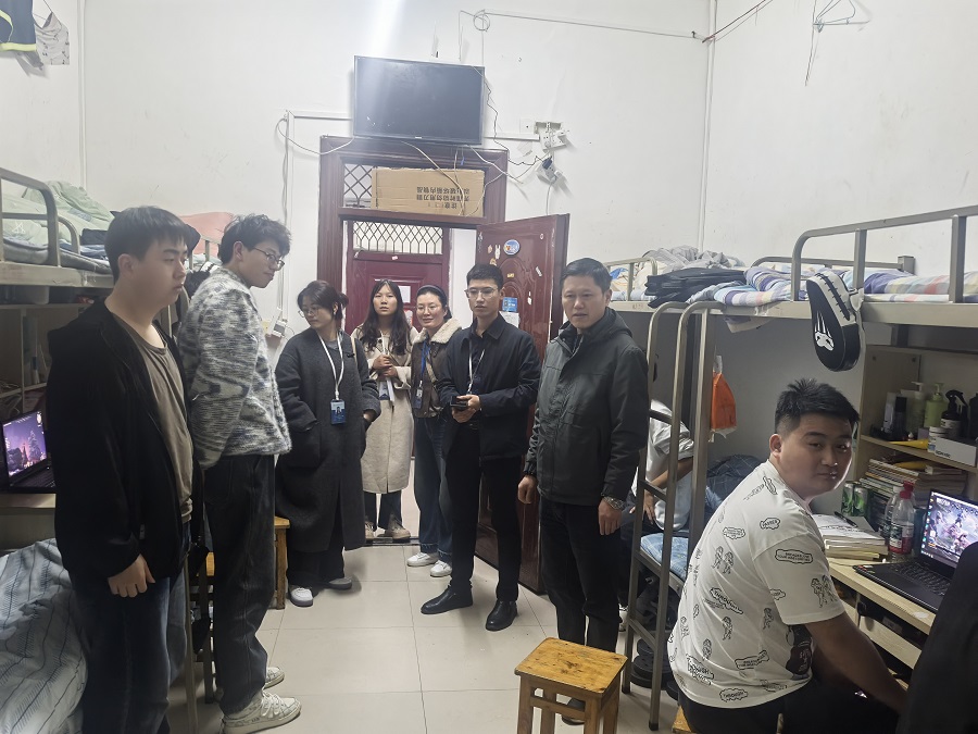 春日暖心查寝 情满学生公寓(图1)