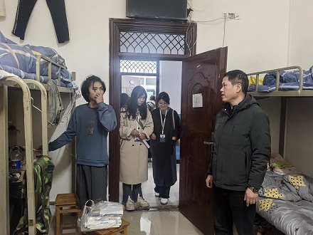 春日暖心查寝 情满学生公寓(图3)