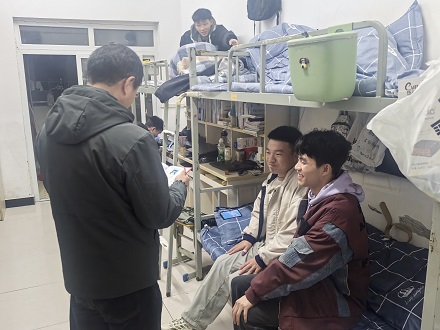 春日暖心查寝 情满学生公寓(图6)