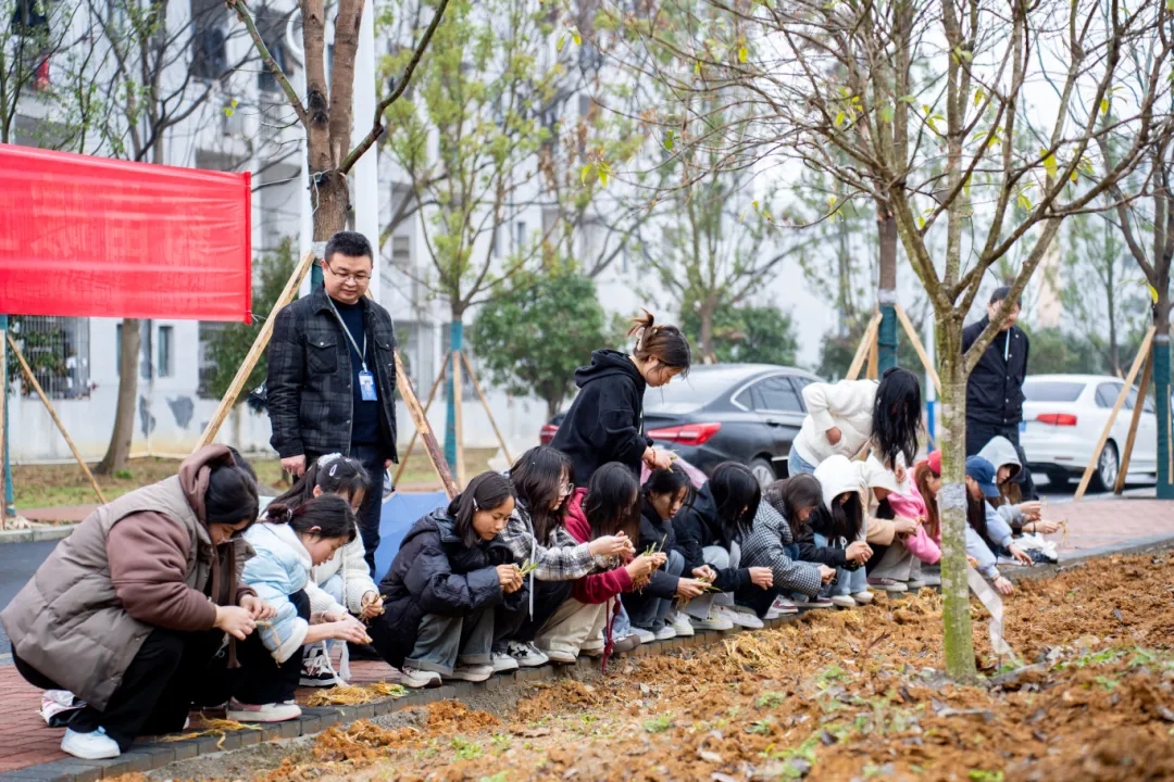 药学学子躬耕百草园 劳动教育浇灌“双苗”成长——我校药学院创新实践育人模式(图3)