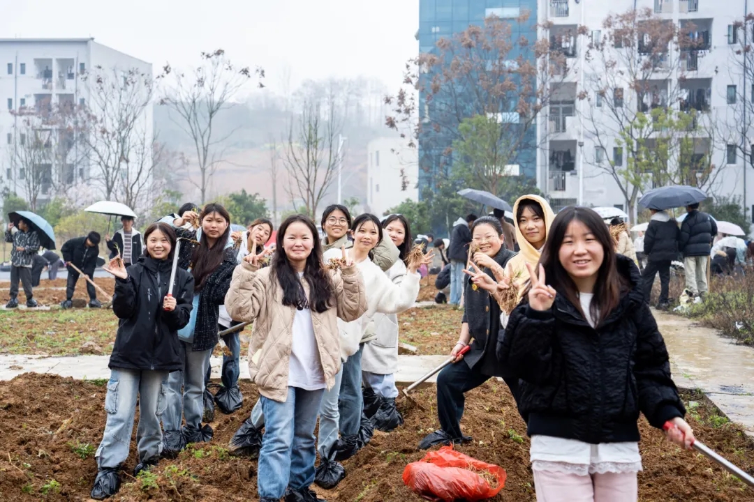 药学学子躬耕百草园 劳动教育浇灌“双苗”成长——我校药学院创新实践育人模式(图4)