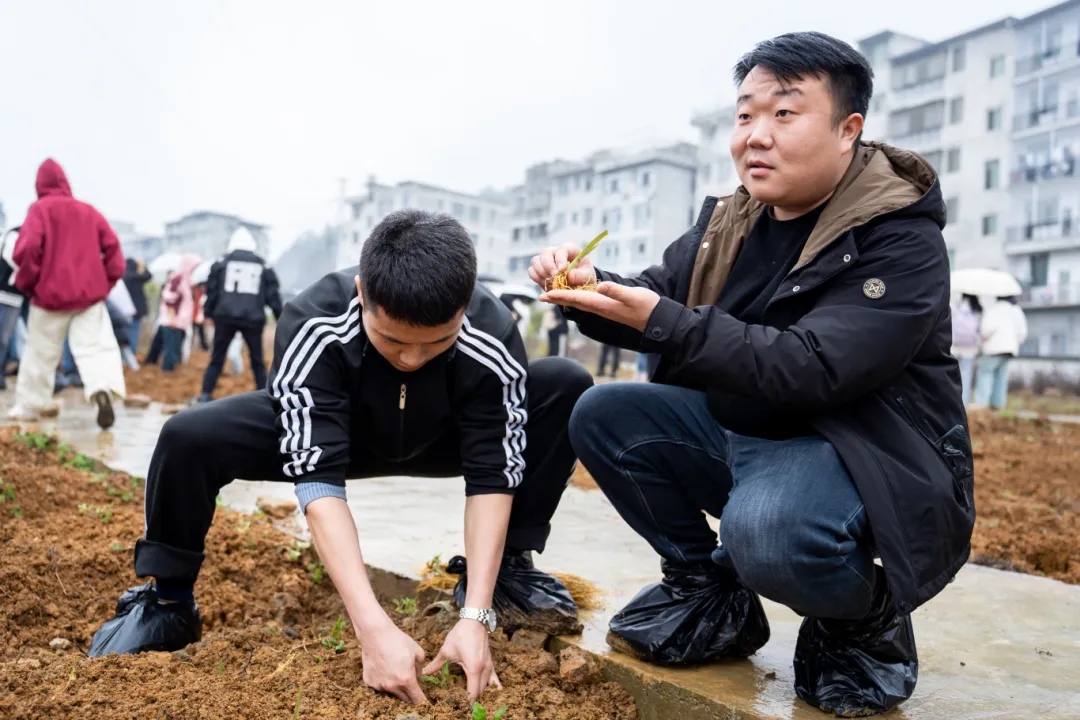 药学学子躬耕百草园 劳动教育浇灌“双苗”成长——我校药学院创新实践育人模式(图5)