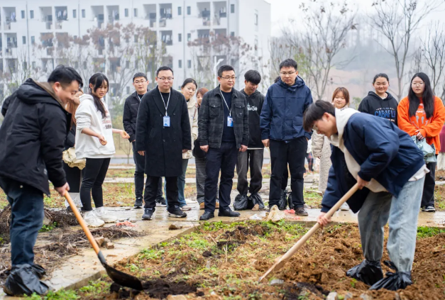 药学学子躬耕百草园 劳动教育浇灌“双苗”成长——我校药学院创新实践育人模式(图2)