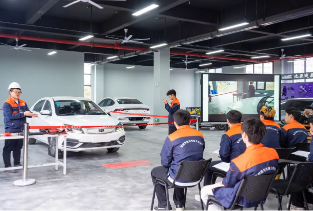 数智赋能产教融合，打造大国工匠培养新高地 丨记智能制造与汽车工程学院实训基地升级之路(图2)