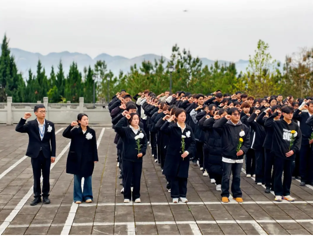 清明祭英烈 丰碑砺青春|我校联合共青团德江县委开展“清明祭英烈 丰碑砺青春”主题团日活动(图2)