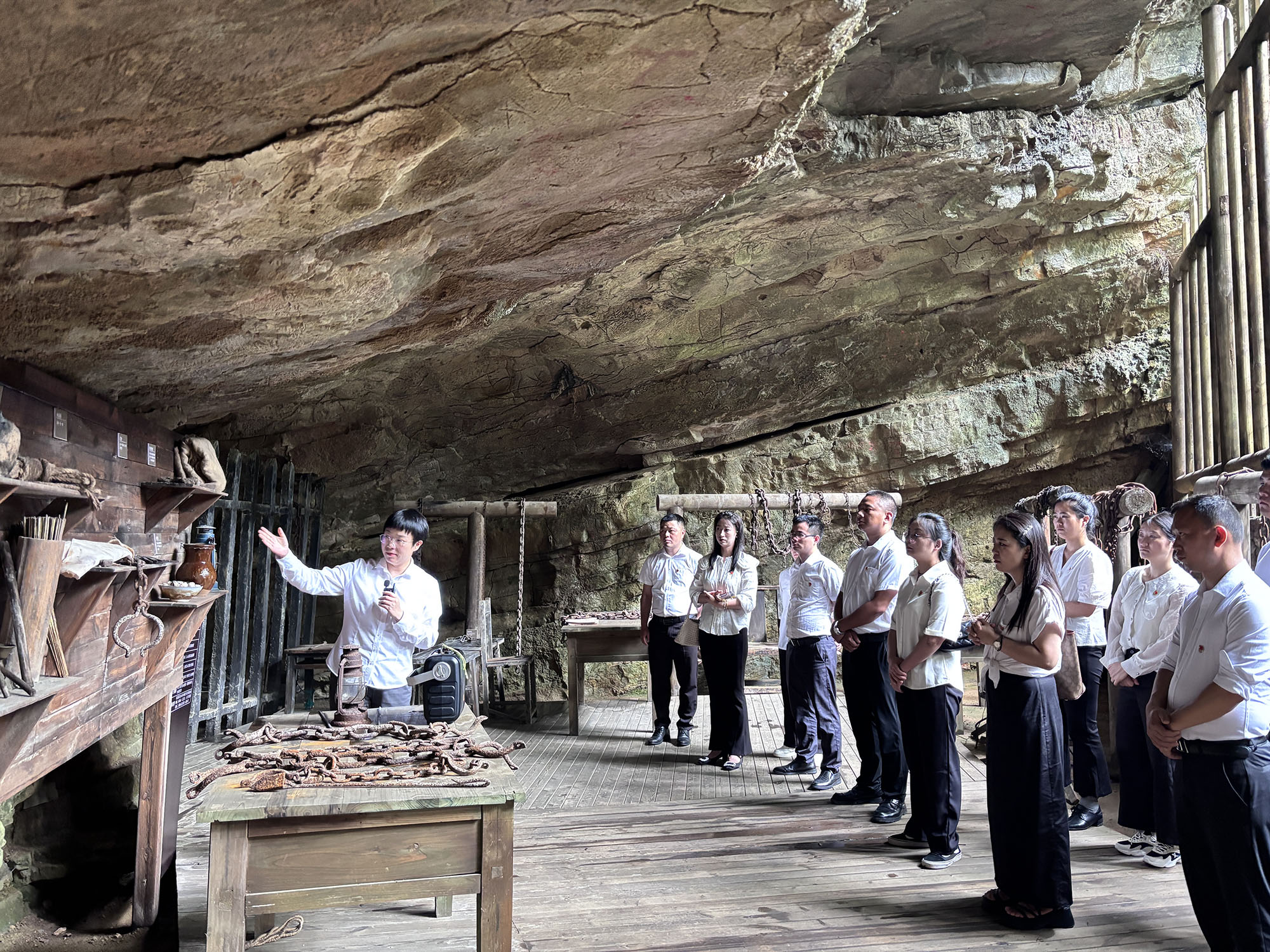 缅怀先烈守初心 传承精神担使命 建筑工程学院党总支赴息烽集中营开展 主题党日活动(图3)