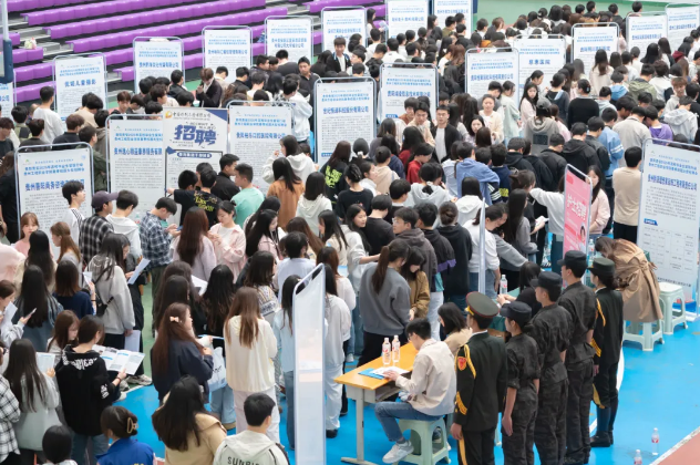 我校成功举办贵阳贵安2025年高校毕业生留筑行动校园双选会(图4)