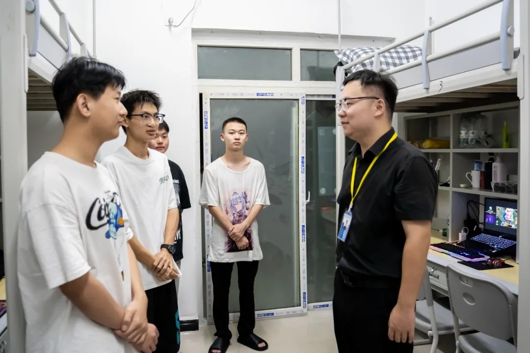温情走访 寄语新生丨校领导暖心走访新生寝室(图3)