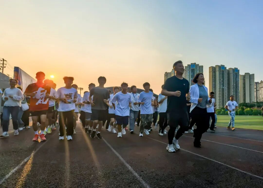党建引领聚活力 师生共跑启新程丨智能制造与汽车工程学院“健康奔跑向未来”活动火热开跑(图2) 党建引领聚活力 师生共跑启新程丨智能制造与汽车工程学院“健康奔跑向未来”活动火热开跑(图2)