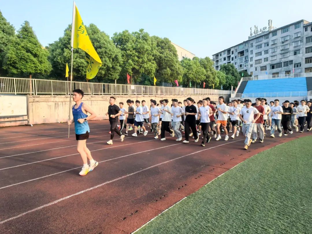 党建引领聚活力 师生共跑启新程丨智能制造与汽车工程学院“健康奔跑向未来”活动火热开跑(图3) 党建引领聚活力 师生共跑启新程丨智能制造与汽车工程学院“健康奔跑向未来”活动火热开跑(图3)