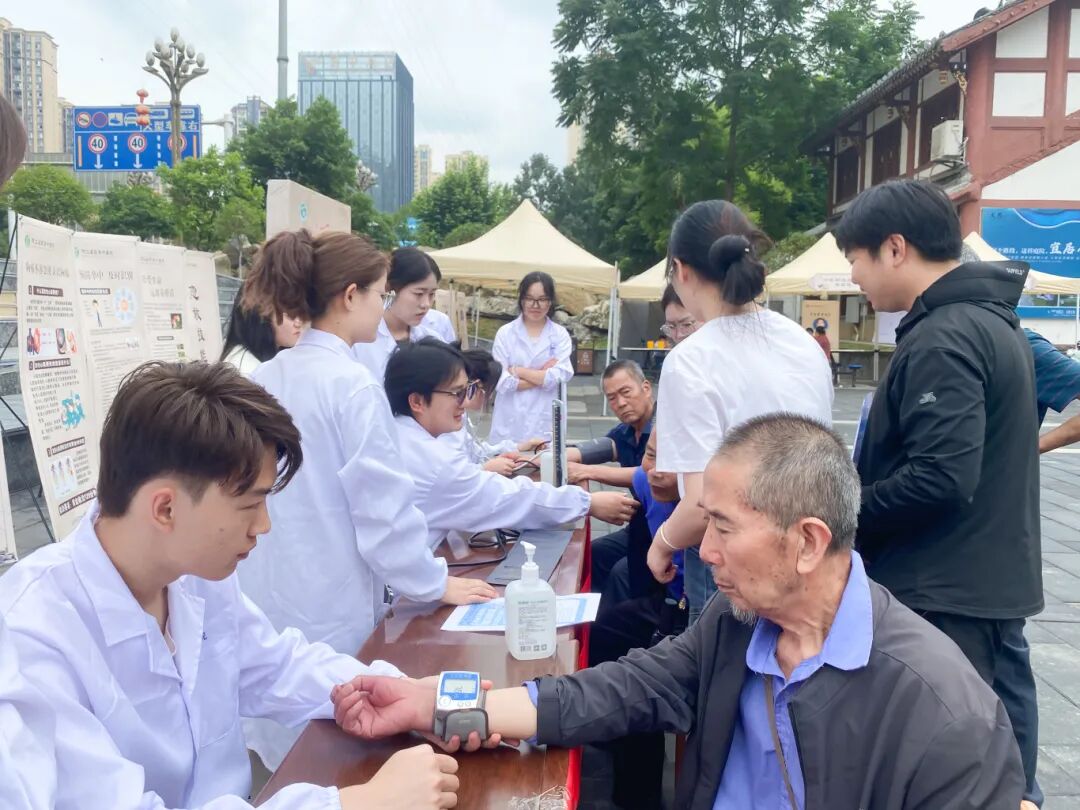 医教携手护健康 党群同心践初心丨我校药学院开展公益健康服务行动(图1)
