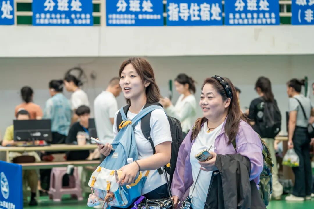 初秋相遇  满“新”欢喜丨直击2025级新生报到现场(图15)