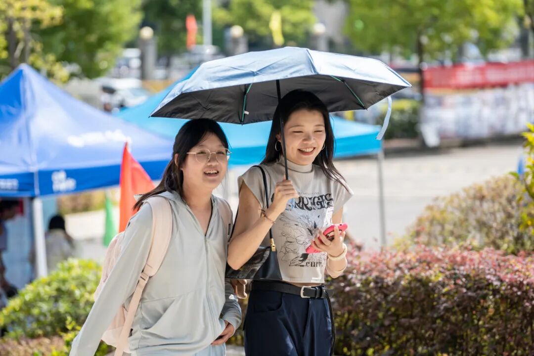 初秋相遇  满“新”欢喜丨直击2025级新生报到现场(图16)