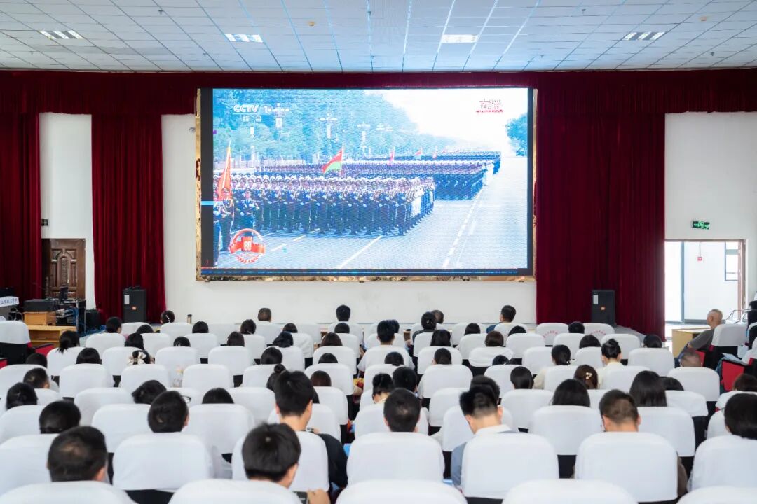 贵州工程职业学院集中收看纪念中国人民抗日战争暨世界反法西斯战争胜利80周年大会(图1)