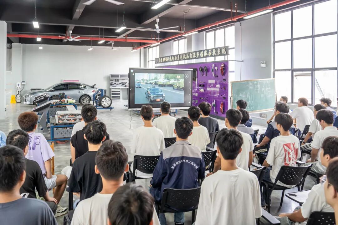 贵州工程职业学院集中收看纪念中国人民抗日战争暨世界反法西斯战争胜利80周年大会(图4)