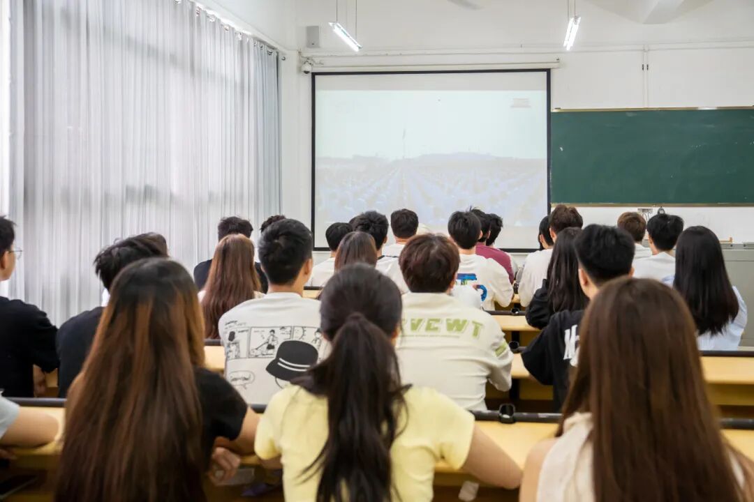 贵州工程职业学院集中收看纪念中国人民抗日战争暨世界反法西斯战争胜利80周年大会(图5)