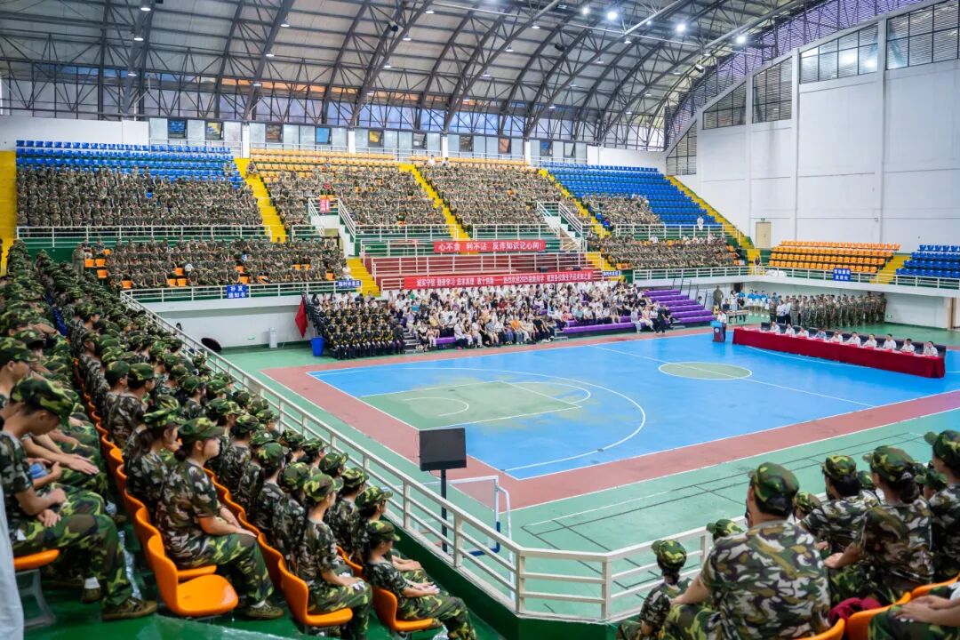 我校举行2025级新生军训结训暨开学典礼(图1)