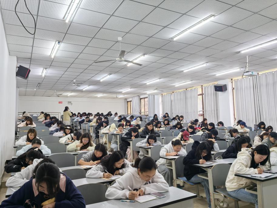 金秋书韵·笔墨重阳  —贵州工程职业学院第六届“弘文杯”英语书法大赛(图1)